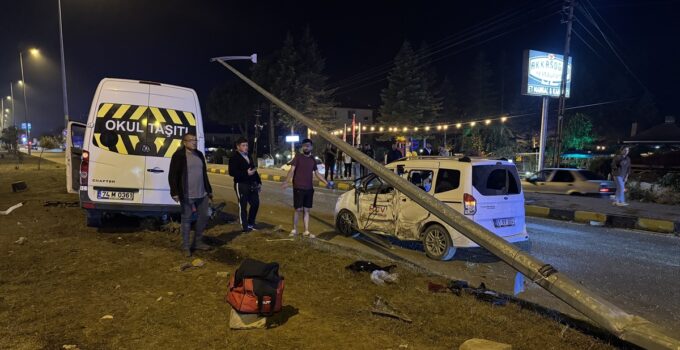 Bartın’da minibüs ile hafif ticari aracın çarpıştığı kazada 21 kişi yaralandı