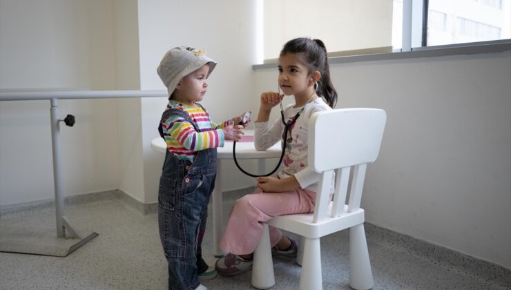 Bartın’da sıcak çaydan yanan 3 ve 5 yaşındaki kız kardeşler deri nakliyle iyileşti