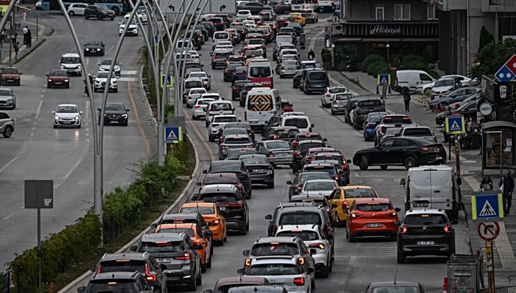 Başkentte eğitim öğretim yılının ilk gününde trafik yoğunluğu yaşandı
