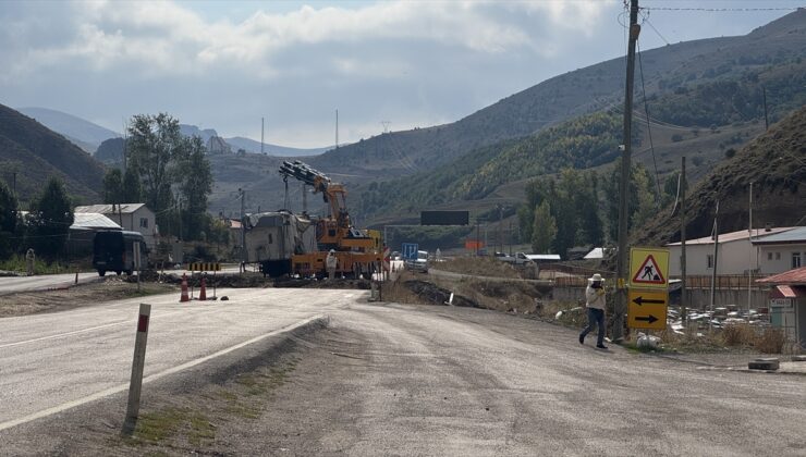 Bayburt’ta arı kovanı yüklü tır menfez inşaatı çukuruna devrildi, sürücü yaralandı