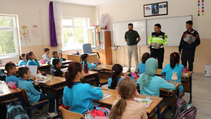 Bayburt’ta Konursu Köyü İlkokulu öğrencilerine trafik güvenliği eğitimi verildi