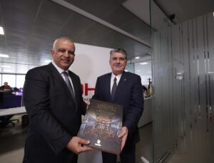 Beşiktaş Başkanı Serdal Adalı DHA’yı ziyaret etti, Ayasofya özel eseri takdim edildi