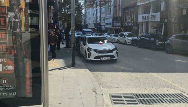 Bilecik’te minibüs sürücülerine ayrılan yere park eden sürücüye şoförler tepki gösterdi