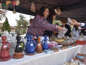 Bilecik’te polis eşlerinden öğrencilere burs için kermes açıldı