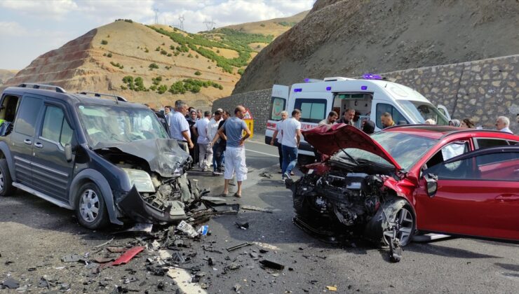 Bingöl Karlıova’da iki araç çarpıştı, 5 kişi yaralanarak hastaneye kaldırıldı