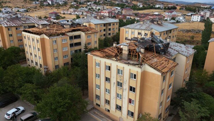 Bingöl’de Şiddetli Rüzgar: 12 Çatı Uçtu, Ağaçlar Devrildi