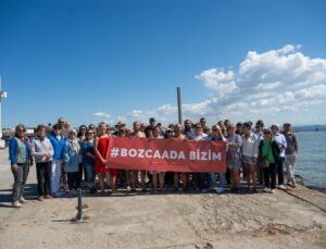 Bozcaada Bizim Hareketi gönüllüleri denize girip rıhtım projesine ÇED yanıtı istedi