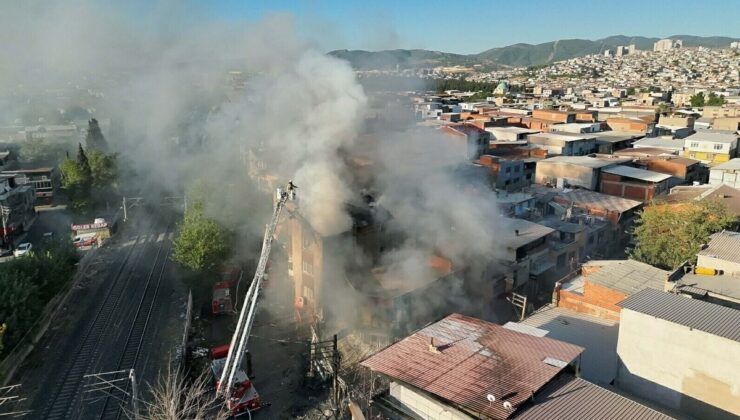 Buca’da Mobilya Atölyesinde Yangın: 4 Kişilik Aile Tahliye Edildi