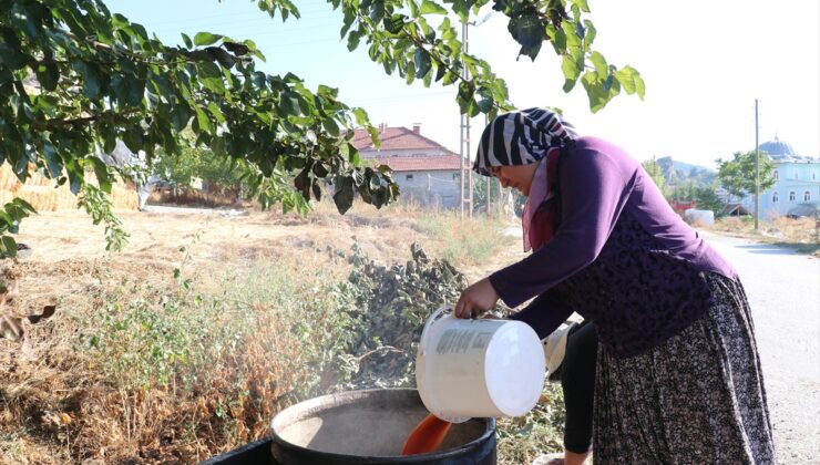 Burdur Yassıgüme’de üzümler 7-8 saat kaynatılarak geleneksel pekmez yapılıyor