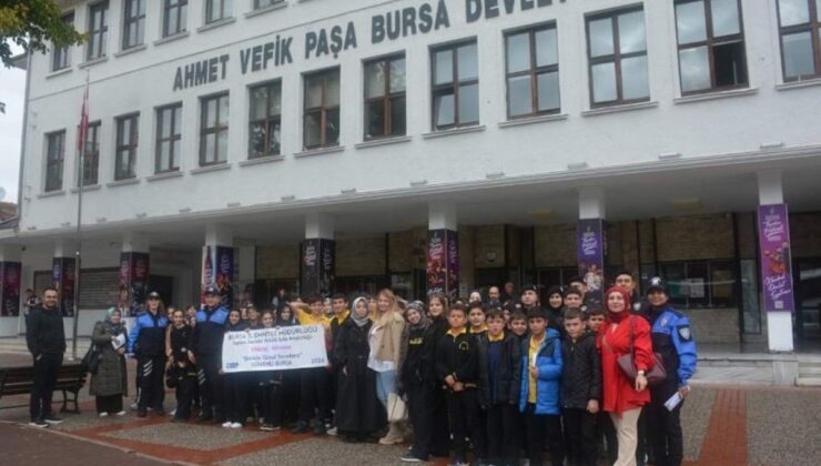 Bursa’da emniyet projesi kapsamında 250 öğrenci tiyatro oyunu izledi