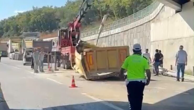 Çekmeköy’de hafriyat kamyonunun dorsesi üst geçide çarptı