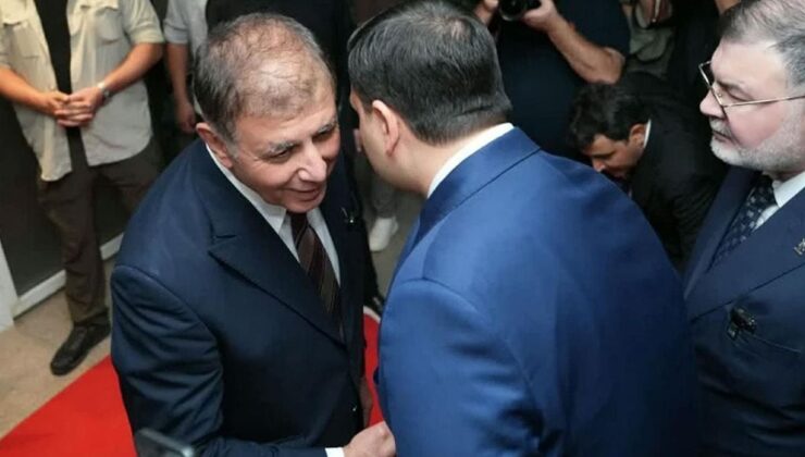 Cemil Tugay, Nâzım Hikmet Sergisi’nin açılışında AK Partili Eyyüp Kadir İnan’ı kapıda karşıladı