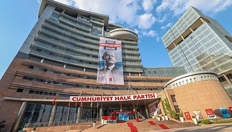 CHP Genel Merkezi’ne ‘Siyaset zenginleşme aracı değildir’ yazılı pankart asıldı