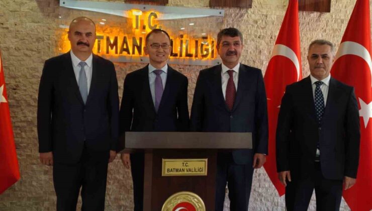 Çin’in Ankara Büyükelçisi Jiang, Batman Valiliğinde ağırlandı; çay seti hediye edildi