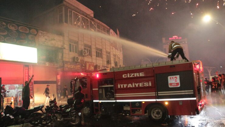 Cizre’de Amed Sportif kutlamasında yangın 3 iş yeri ve aracı sardı, itfaiye eri yaralandı