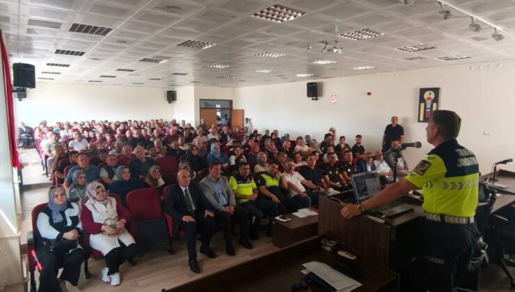 Çorum’da 155 okul servis aracı şoförü ve 72 rehber personel trafik eğitimine katıldı