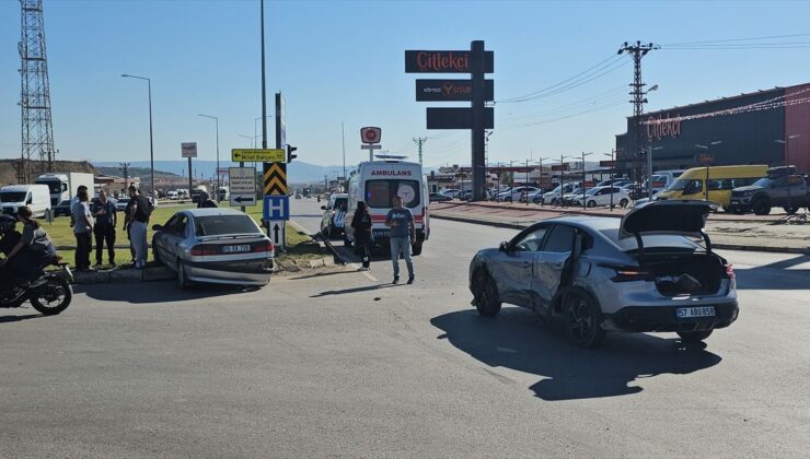 Çorum’da kavşakta çarpışma: 1 yaralı