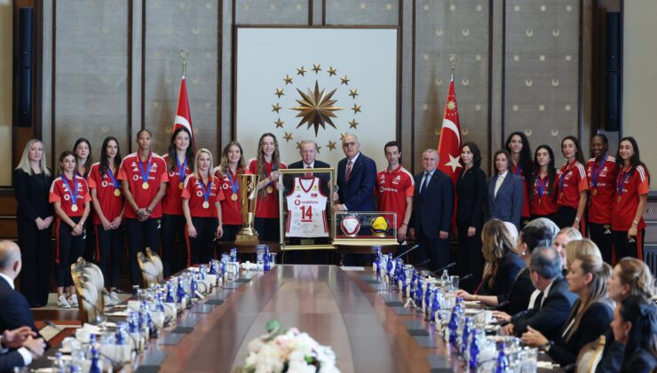 Cumhurbaşkanı Erdoğan, Avrupa Şampiyonu olan A Milli Kadın Voleybol Takımı’nı kabul etti