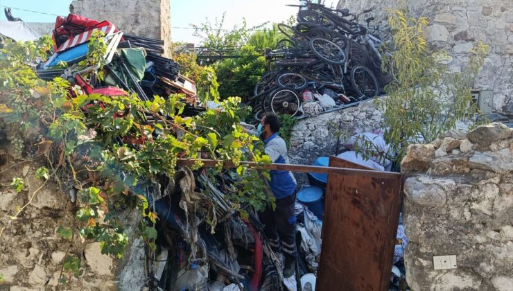 Datça’da bir evden yaklaşık 5 ton atık çıkarıldı