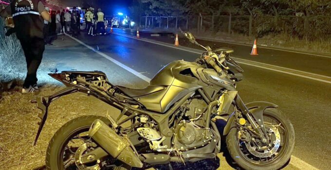 Devrilen motosikletten midibüsün altına savrulan sürücü hayatını kaybetti