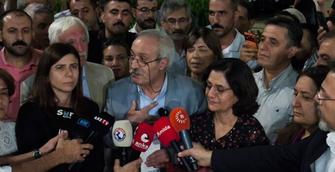 Diyarbakır’da çiçeklerle karşılanan Selçuk Mızraklı: Artık bu toprağa barışı ekelim, onun rahmetini sevgiyle besleyelim