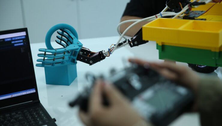 Dörtyol’da 5 lise öğrencisi yerli robotla TEKNOFEST’te birincilik hedefliyor