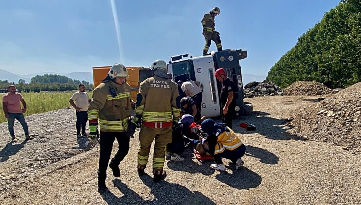 Düzce’de devrilen kamyonun sürücüsü yaralandı