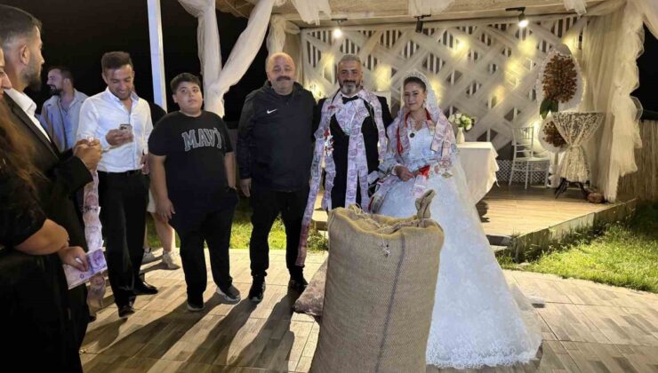 Düzce’de esnaf yakınları damada takı yerine bir çuval fındık hediye etti.