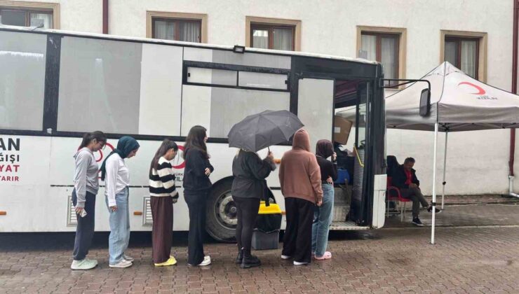 Düzce’de öğrenciler ve yurt personeli Kızılay için gönüllü kan bağışladı