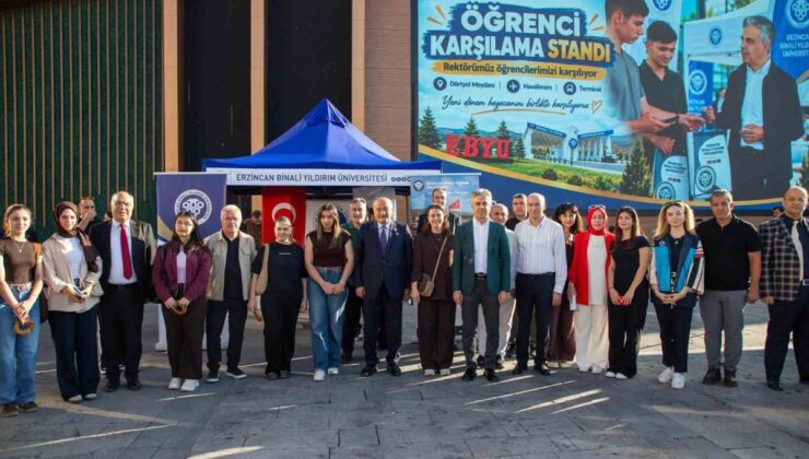EBYÜ Rektörü Kuyrukluyıldız, öğrenci karşılama stantlarını ziyaret etti