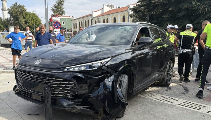 Edirne’de Yaya Yoluna Giren Otomobil Dubalara Çarptı