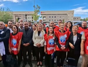 Eğitim-İş üyeleri, Osmaniye’de öldürülen öğretmen için valilik önünde protesto etti.