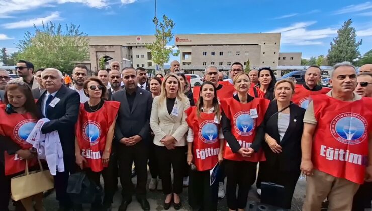 Eğitim-İş üyeleri, Osmaniye’de öldürülen öğretmen için valilik önünde protesto etti.
