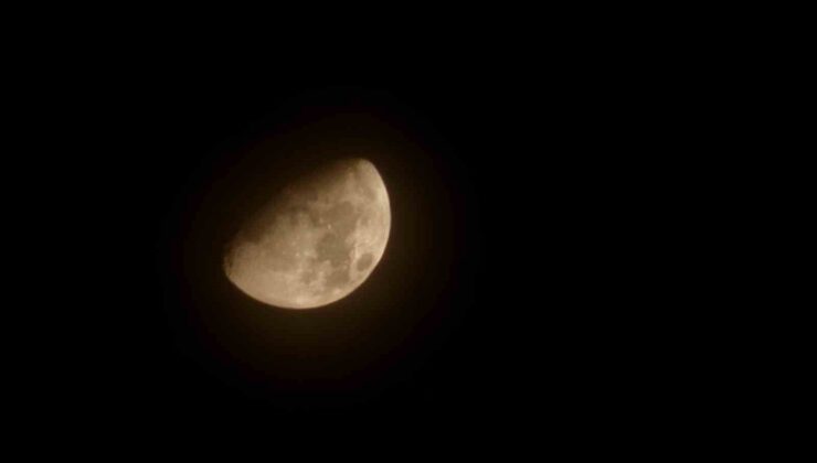 Elazığ’da gece gökyüzünde beliren yarım ay, görüntüsüyle vatandaşların ilgisini çekti