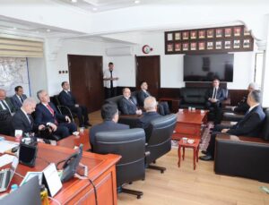 Erzincan Valisi Aydoğdu, Jandarma Komutanı Altundarak’a taziye ziyaretinde bulundu.