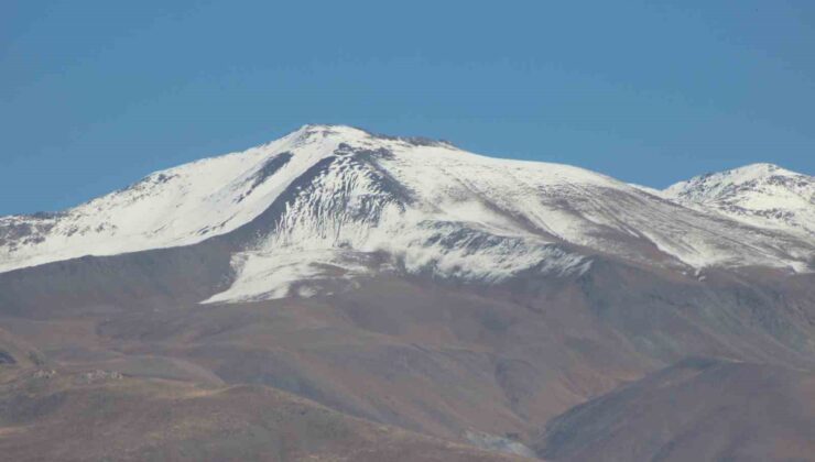 Erzincan’da Keşiş Dağı ile Munzur’un zirveleri mevsimin ilk karıyla beyazladı
