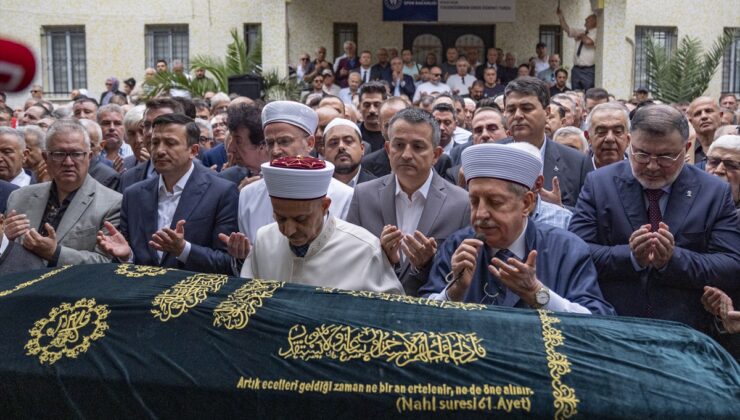 Eski İzmir Büyükşehir Belediye Başkanı Burhan Özfatura, 83 yaşında toprağa verildi