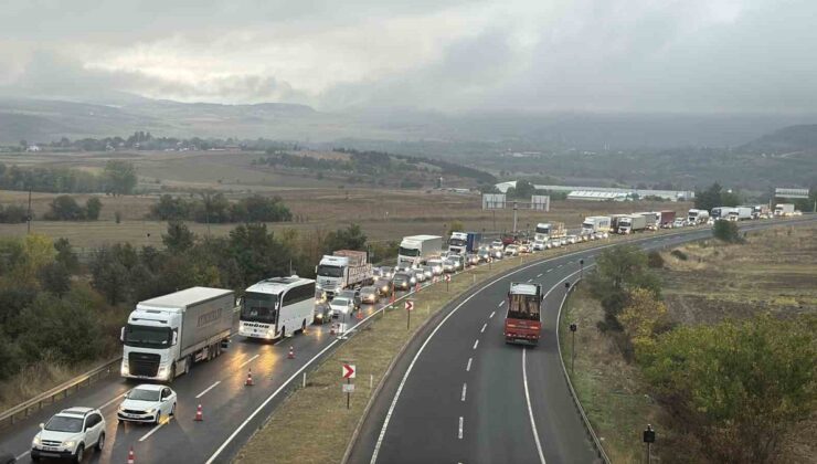 Eskipazar Kemikli rampalarında yol çalışması İstanbul yönünde uzun kuyruk oluşturdu