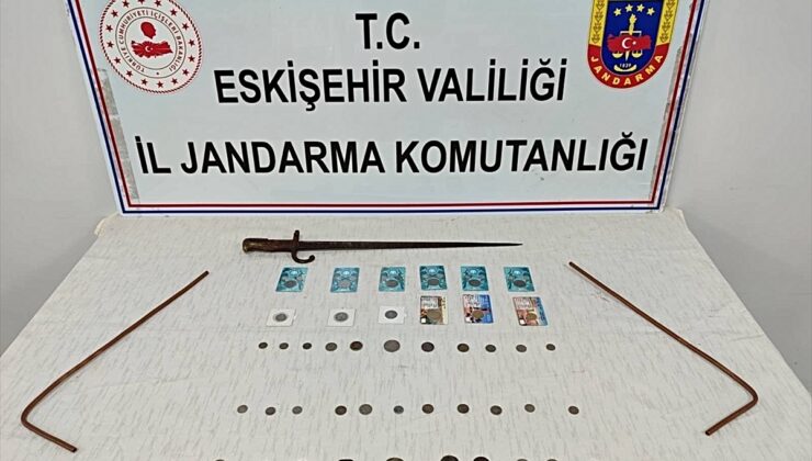 Eskişehir’de 46 sikke ve tarihi eser niteliğinde kılıç ele geçirildi