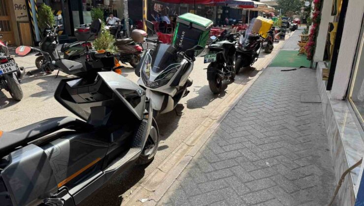 Eskişehir’de trafiğe kapalı sokağa kurye motosikletleri park edince tepki çekiyor