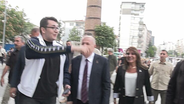 Eskişehir’de Ümit Özdağ, AVM’lerde geçen yıla göre işlerin yüzde 50 düştüğünü söyledi
