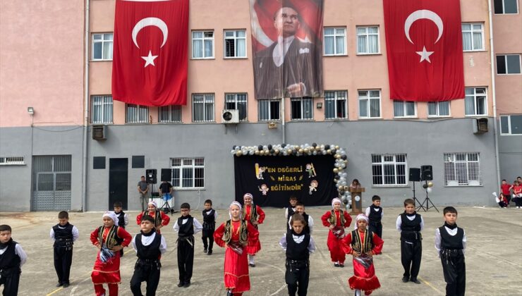 Espiye’de İlköğretim Haftası töreninde 4’üncü sınıflar yeni öğrencilere çiçek verdi