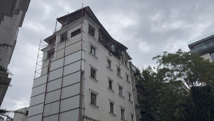 Fatih’te boşaltılan ve yıkım kararı verilen otelde çökme meydana geldi
