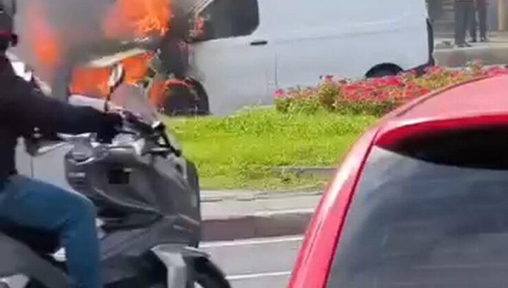 Fatih’te seyir halindeki minibüs alev aldı, yangında ölen yaralanan olmadı