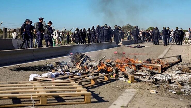 Fransa’da akaryakıt fiyatlarını protesto eden balıkçılar petrol deposuna girişi yeniden engelledi