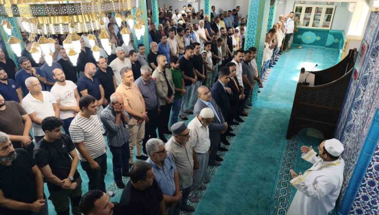 Gemide kaybolan 6 ve 12 yaşındaki kardeşler için Reyhanlı’da gıyabi cenaze namazı kılındı