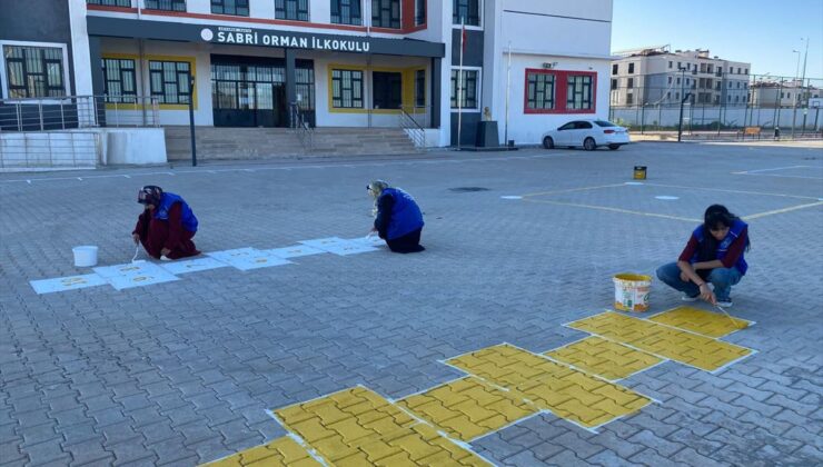Gençlik Merkezi Gönüllülerinden Okul Bahçelerine Geleneksel Oyun Çizimi