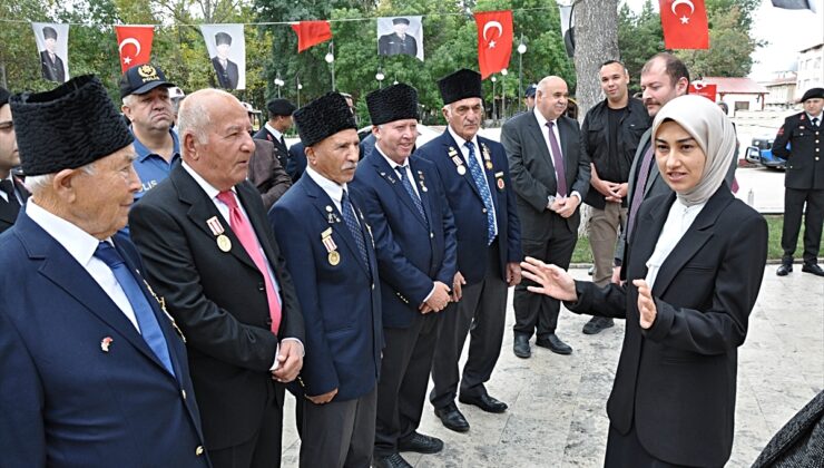 Gümüşhacıköy’de 19 Eylül Gaziler Günü’nde Atatürk Anıtı’na çelenk sunuldu
