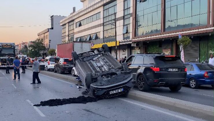 Güngören’de otomobil park halindeki taksiye çarpıp takla attı, kaza kameraya yansıdı