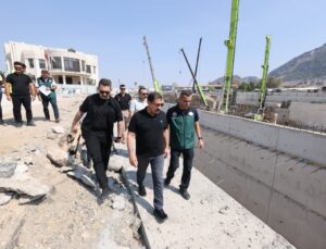 Hatay Antakya’da temmuzda yıkılan 54 yıllık Ata Köprüsü yeniden inşa ediliyor